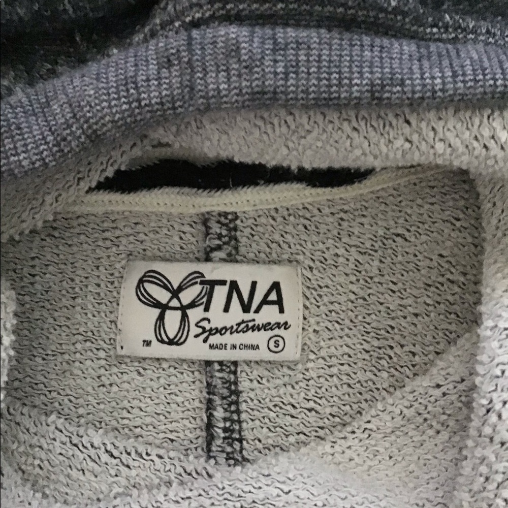 ⛄️ TNA hooded soft, cozy loose cowl-neck sweatshirt - Picture 6 of 10